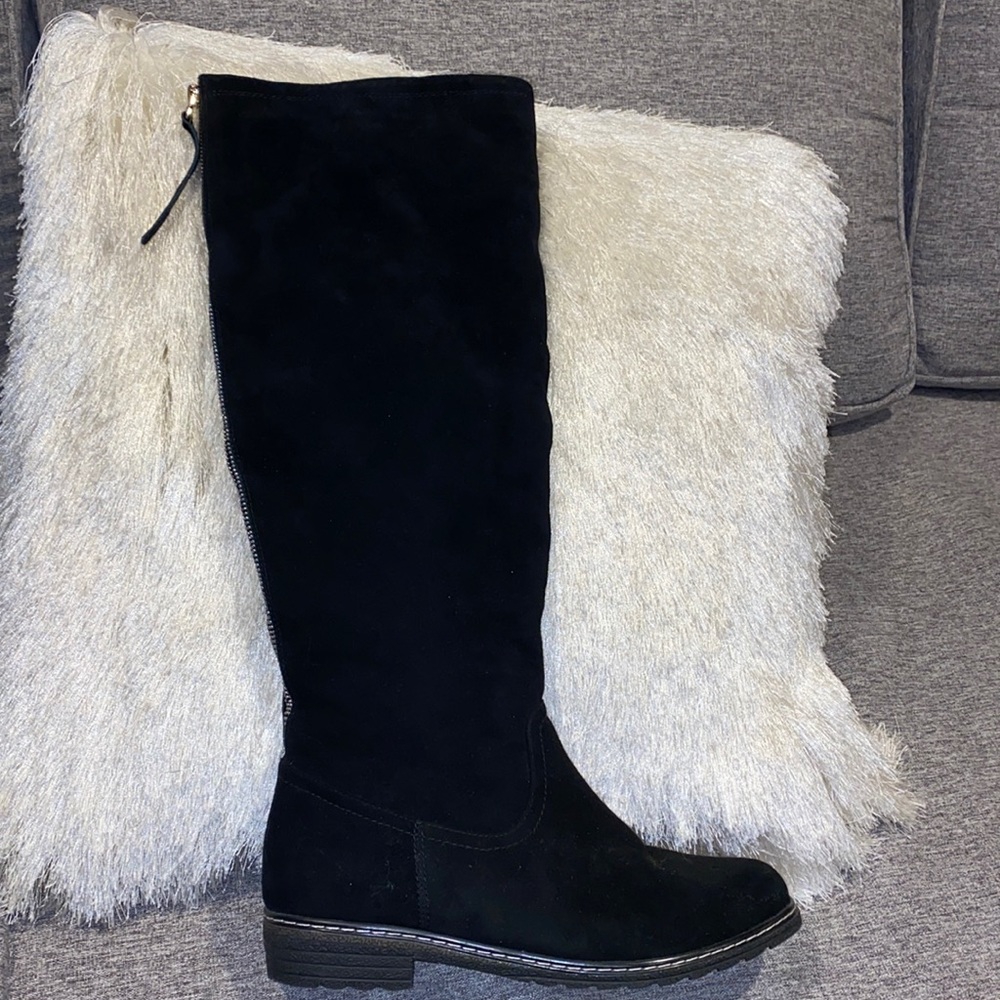 Genuine suede knee length winter boots , worn a few times excellent condition.